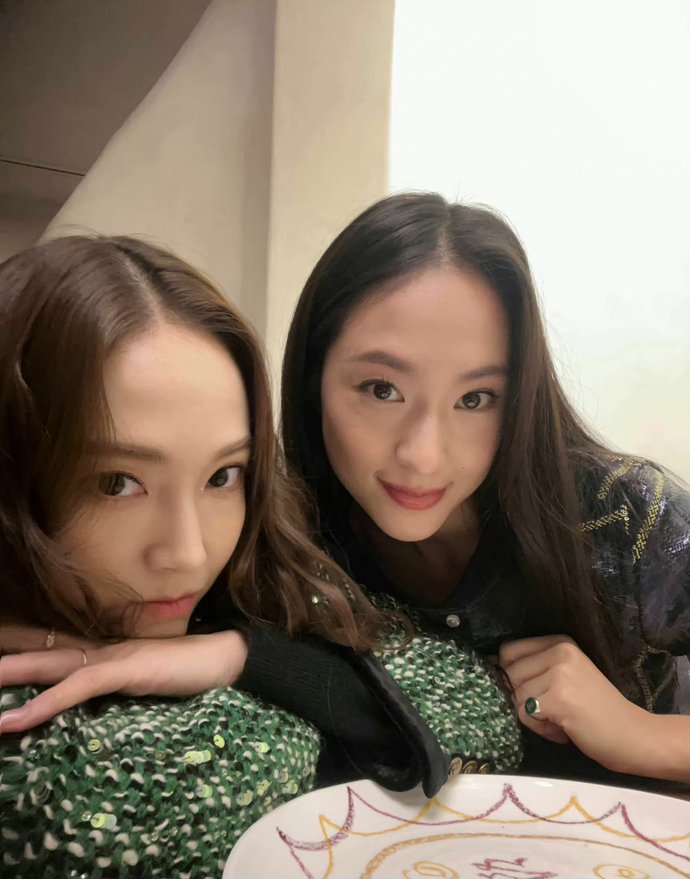 郑秀妍晒与郑秀晶圣诞合照,全都是怼脸自拍