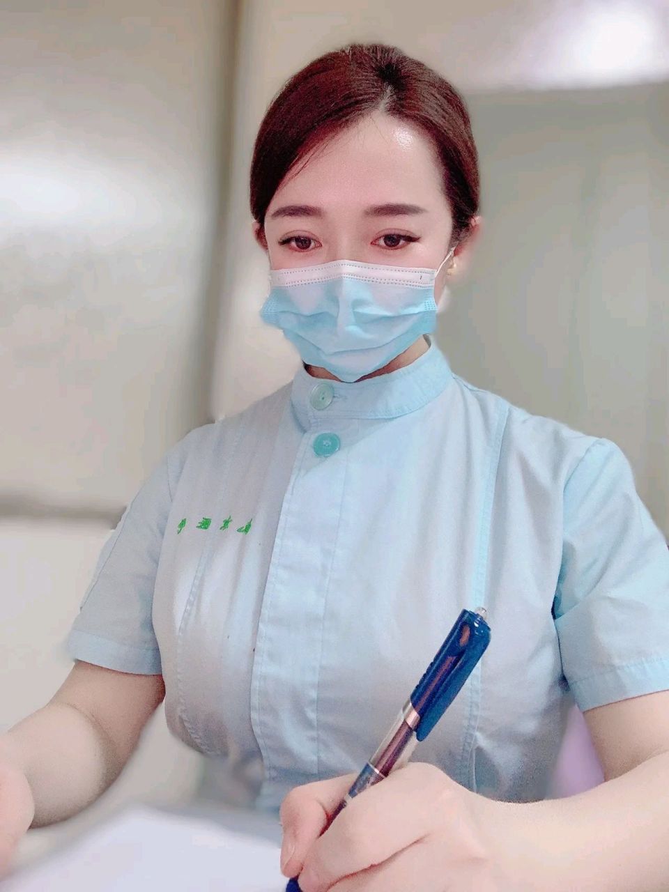 有个护士女友哪都好,就是总是要加夜班