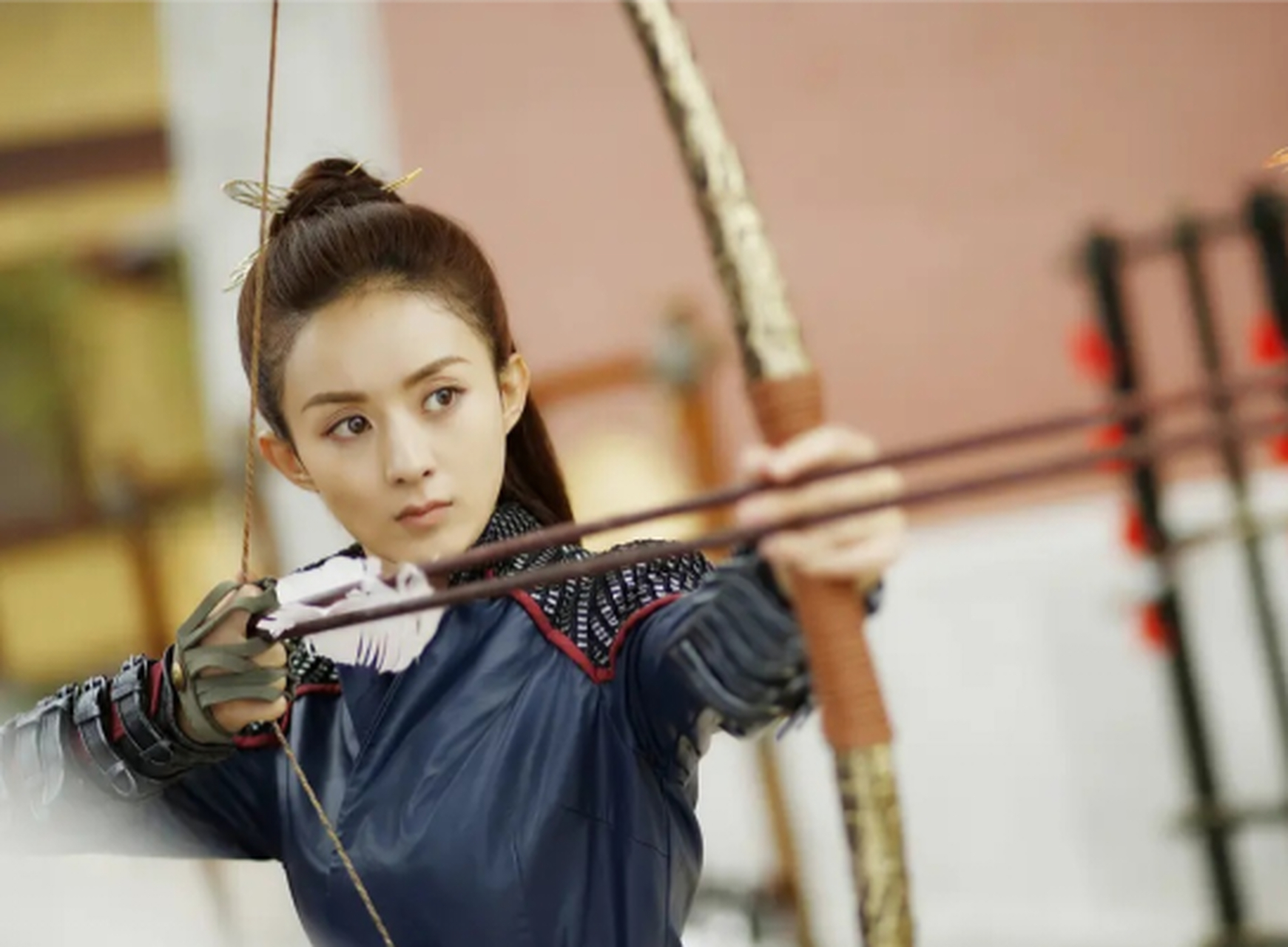 赵丽颖最让人们感动的可能是她骑在马上跨越城墙,然后举起手中的弓箭