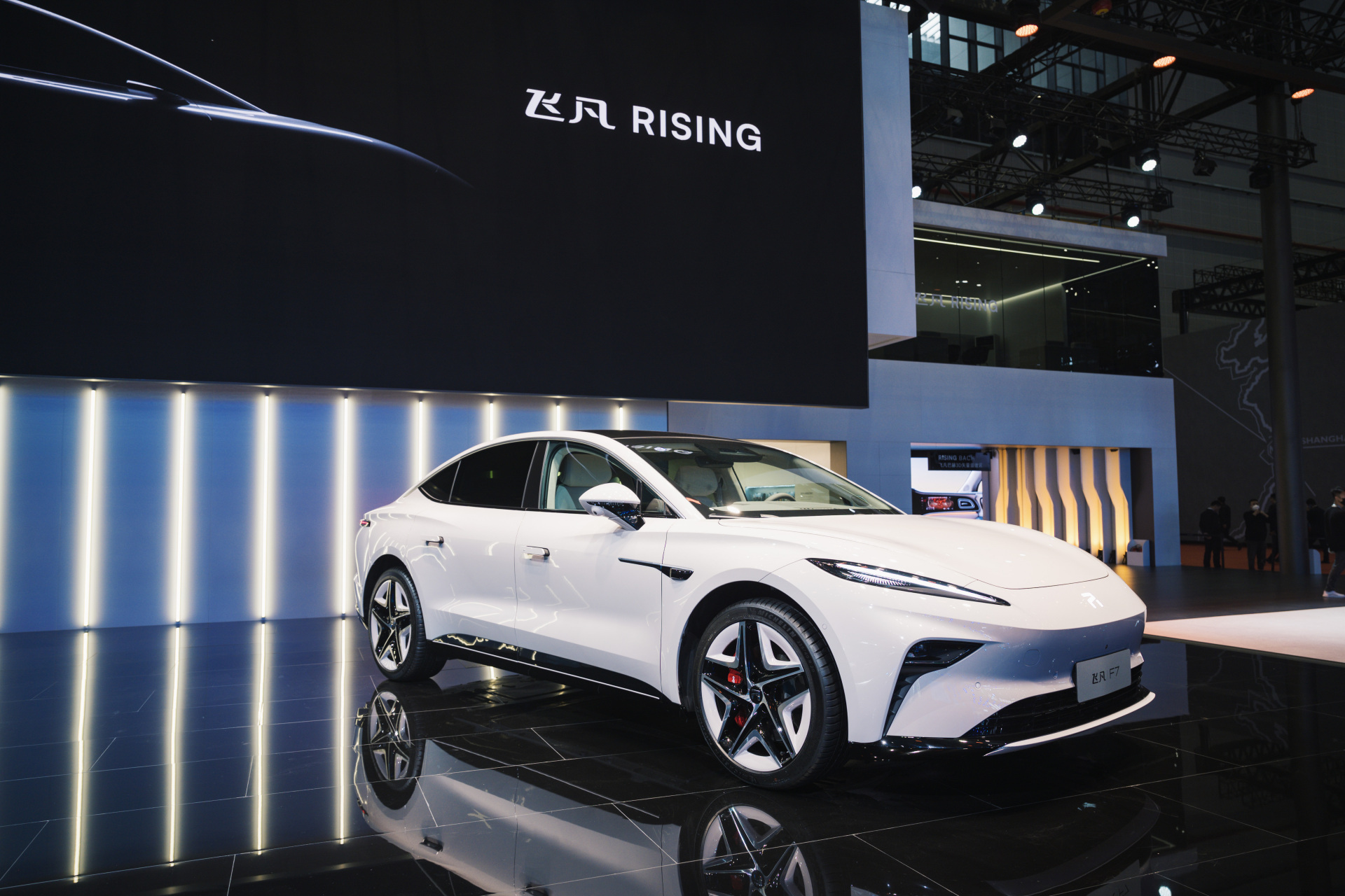 根据官方表述,智己定位"高端纯电智能汽车品牌";飞凡和荣威定位"止