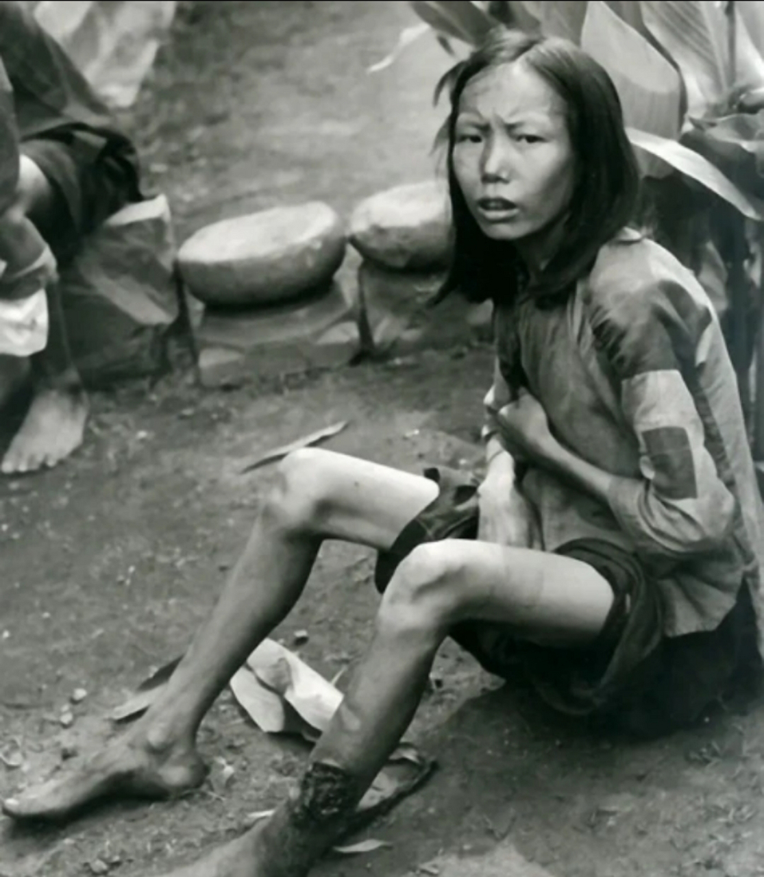 历史老照片,湖南衡阳,大饥荒时期,一位衣衫褴褛的流浪女孩.