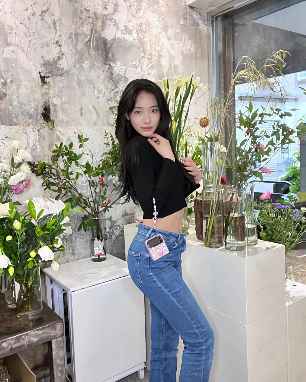 4月8日,小s二女儿lily晒了一组照片,黑色露腰上衣搭配蓝色牛仔裤,拼命