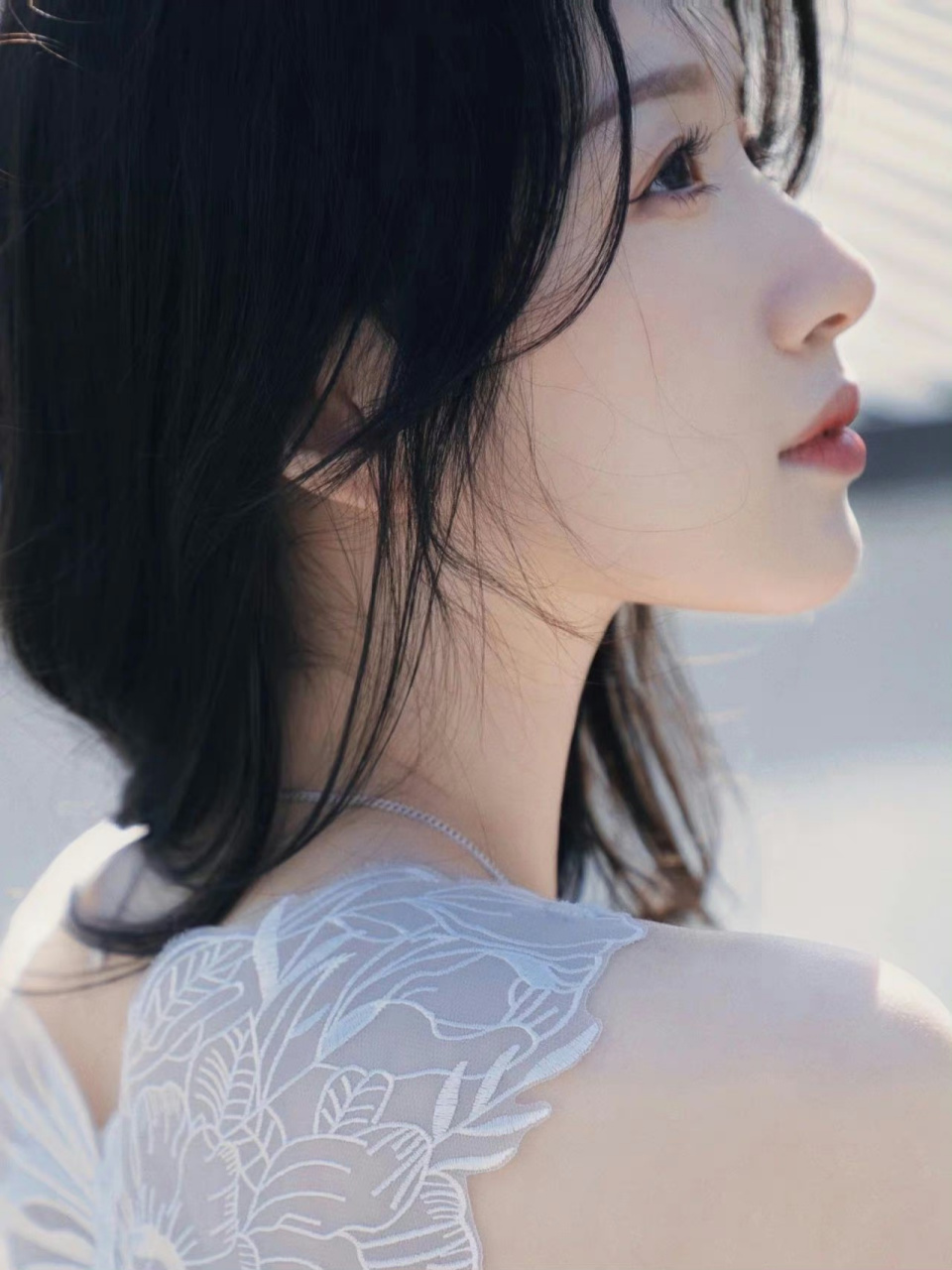 李浩菲  吊带连衣裙  皮肤白皙细腻就像个18岁的女孩儿