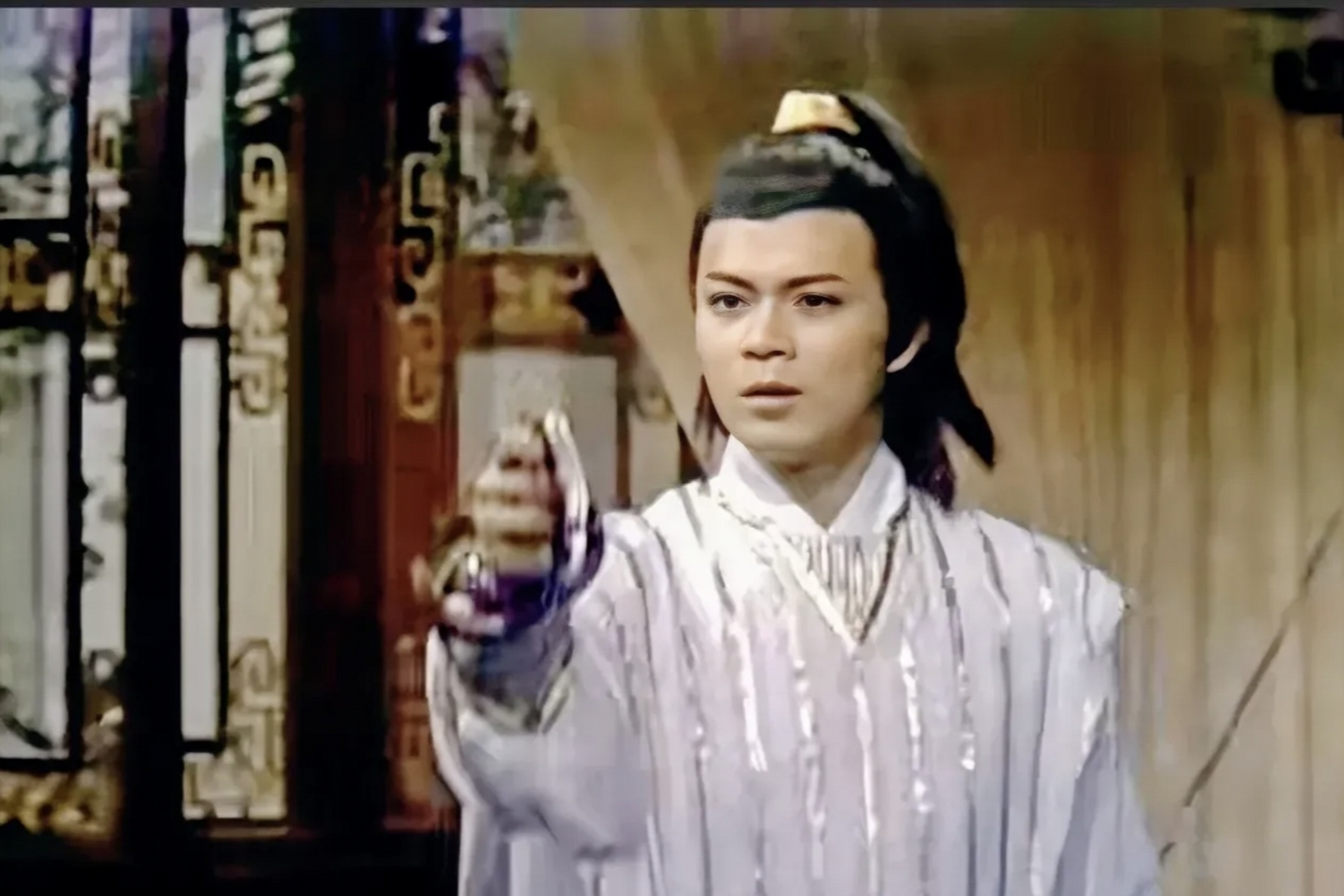 为什么83版射雕总给郭靖穿一些土布衣服?