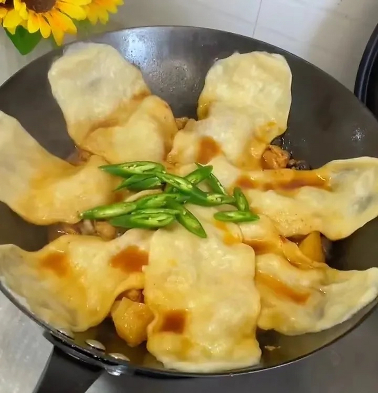 就爱吃这个地锅鸡贴小饼,有肉有菜有主食,简单省事,菜可以随意搭配,想