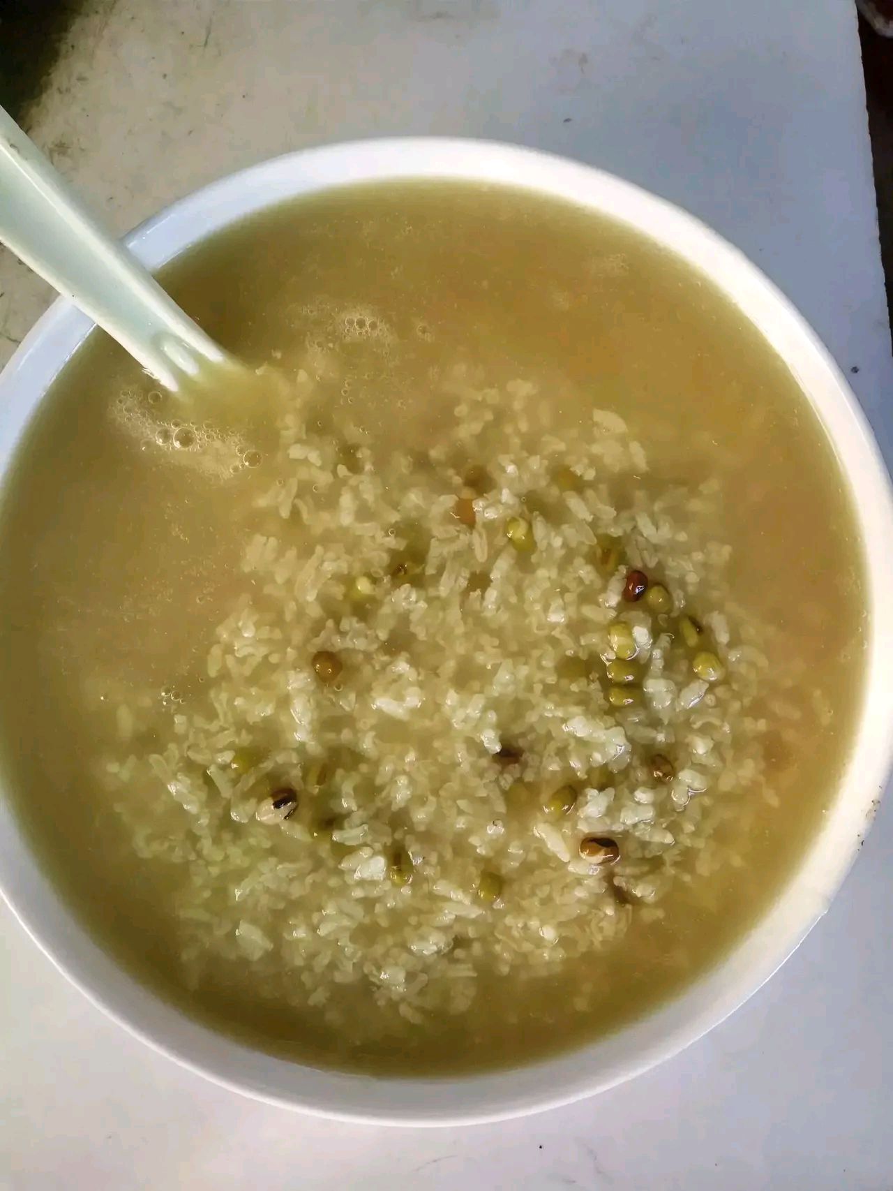 婆婆熬的绿豆粥,里面放了点冰糖