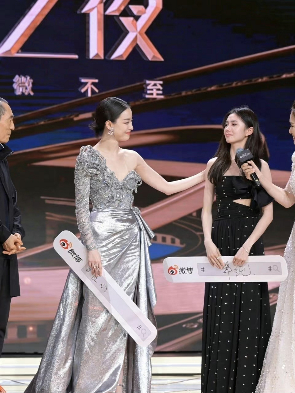 倪妮帮刘浩存擦眼泪#倪妮帮刘浩存擦眼泪# ,却四次被刘浩存无意的挡