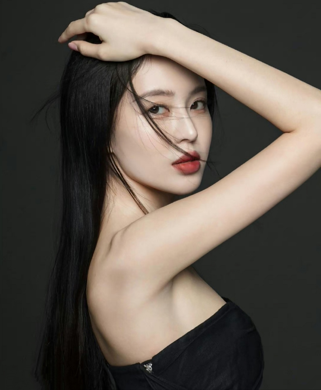 性感美少女#温心# 一袭黑抹胸连衣裙,飘逸的长直发披肩,香艳迷人的