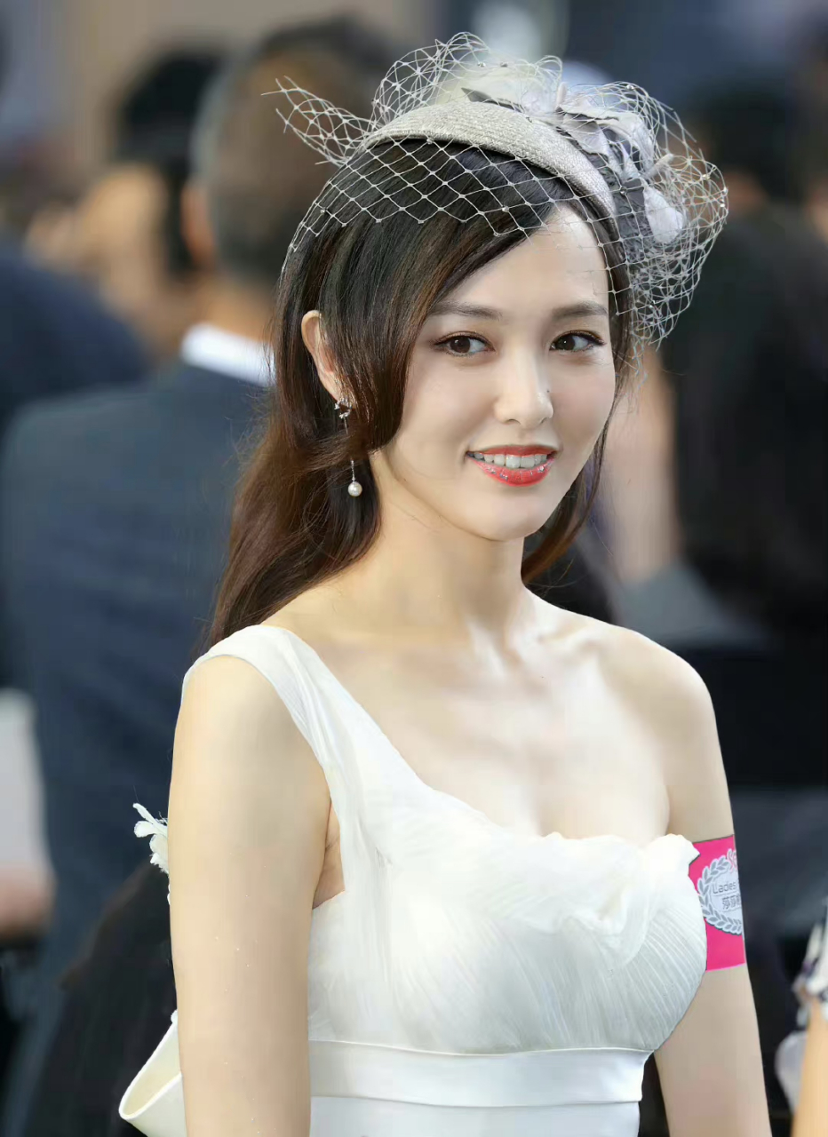 唐嫣日常出席活动美照,头花引人注目.#美女# #明星生图大赏