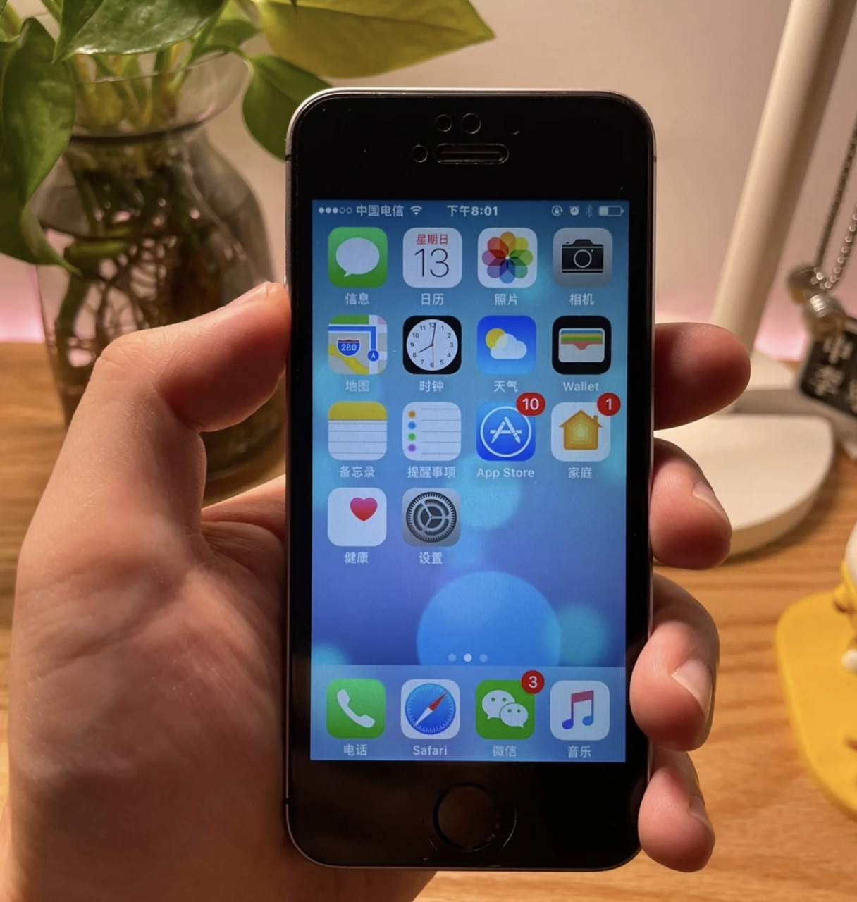 最喜欢的三个苹果手机的尺寸: 1:4英寸(苹果5s的尺寸) 2:4.