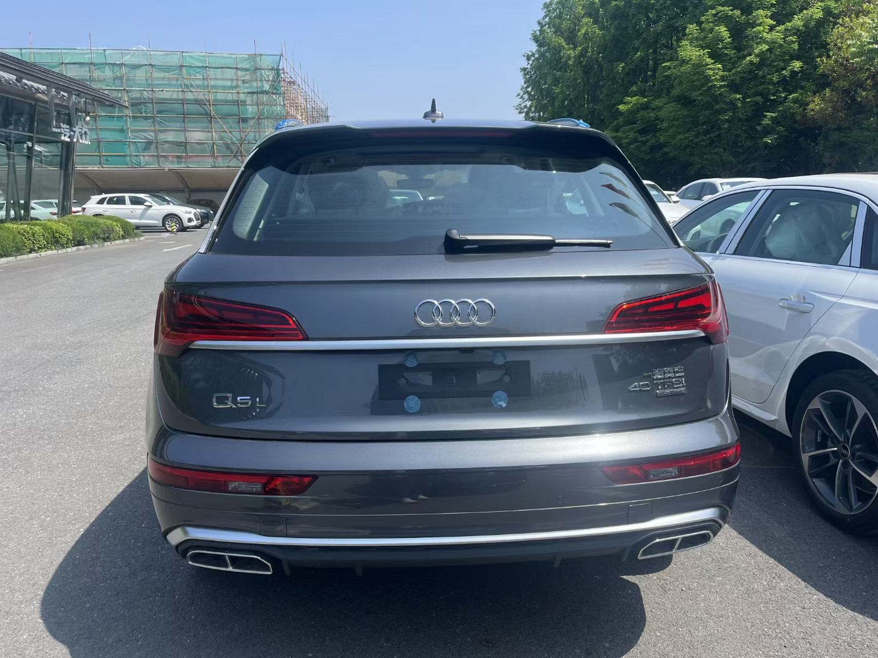 奥迪q5l 40t 豪华动感  天云灰 指导价417600  ,这个颜色也很赞.