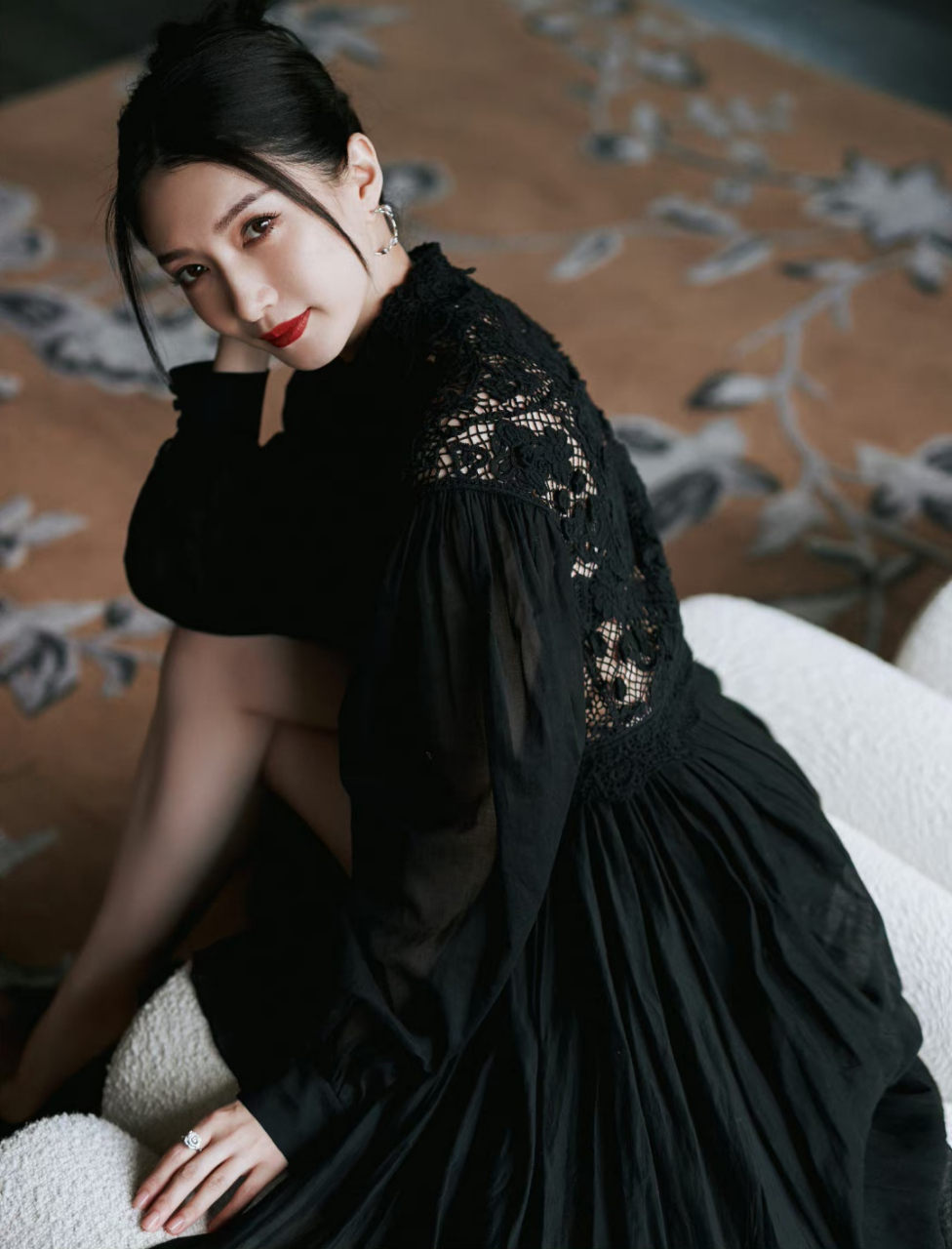 江疏影# 甜美清新的容颜,白皙细嫩的肩颈线,丰满傲人的事业线,前凸后