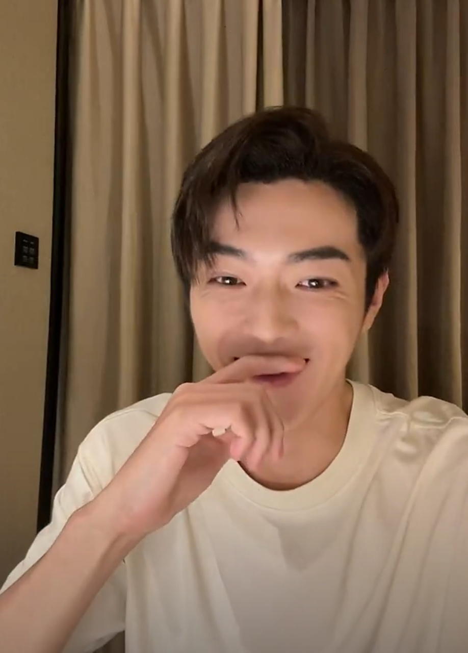 许凯关了美颜直播,笑起来眼尾也有褶子,还挺真实的.