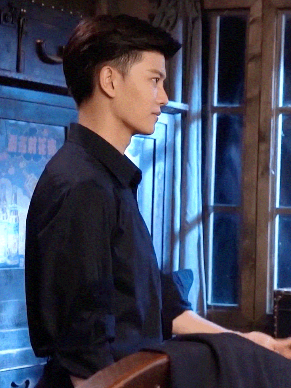 任嘉伦的黑衬衫真的让人拒绝不了,更显成熟有魅力,好看![笑哭]