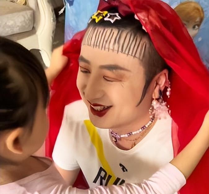 吉林长春:女儿为爸爸化妆取乐,画画得惟妙惟肖,分享快乐时光