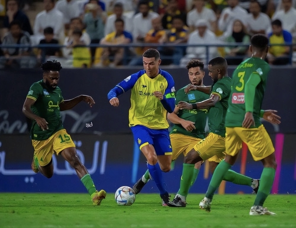 利雅得胜利队1:1赛哈特海湾队c罗一脚射门被吹越位,阿尔瓦罗建功