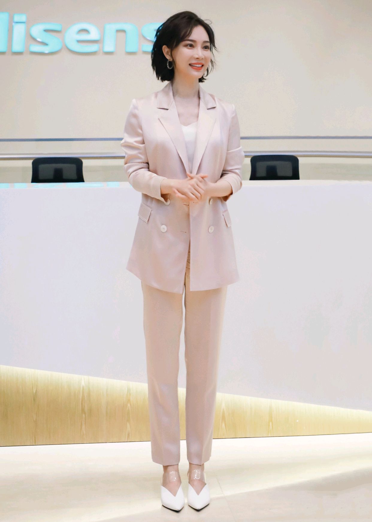 陈数不愧是气质女神,身穿杏色西装搭配精致高跟鞋,哪像43岁?