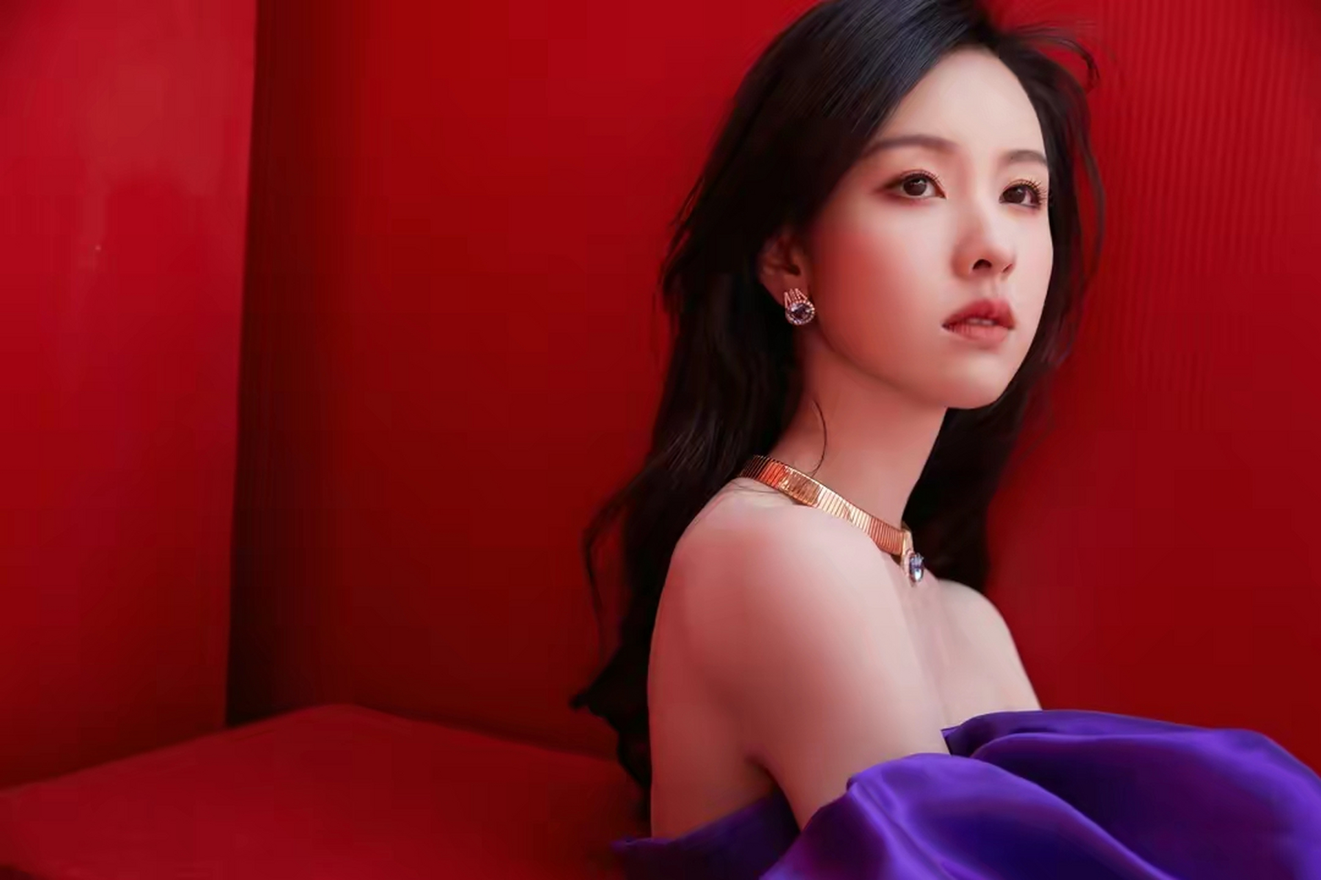 陈都灵紫色概念写真,露肩抹胸礼服裙,紫色裙,不一样的颜色不一样的美