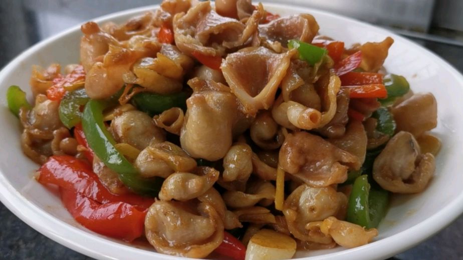 最不起眼的食材鱼扣,就服小伙这种做法,脆爽没腥味,出锅特解馋