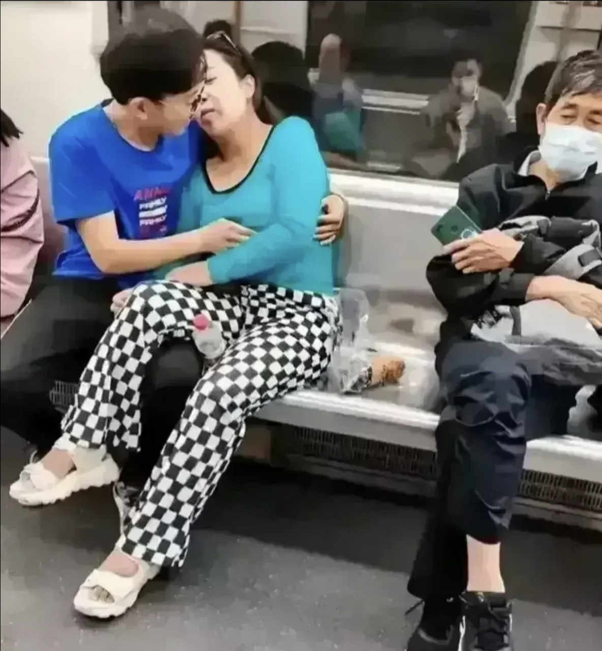 "真是辣眼睛!"地铁上竟然这样秀恩爱,还真是旁若无人呀!