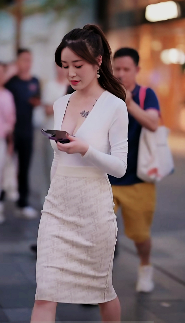 一边走路一边玩手机的女孩,请一定要注意脚下的路,坑太多啦[左捂脸]