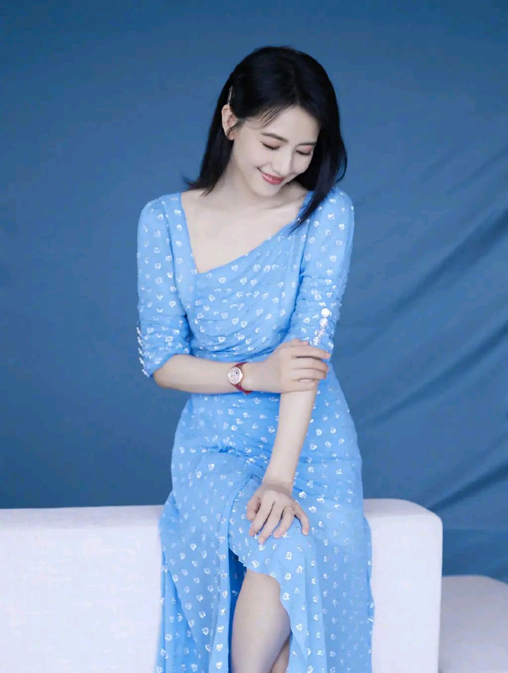 高圆圆身穿蓝色碎花长裙尽显妩媚动人