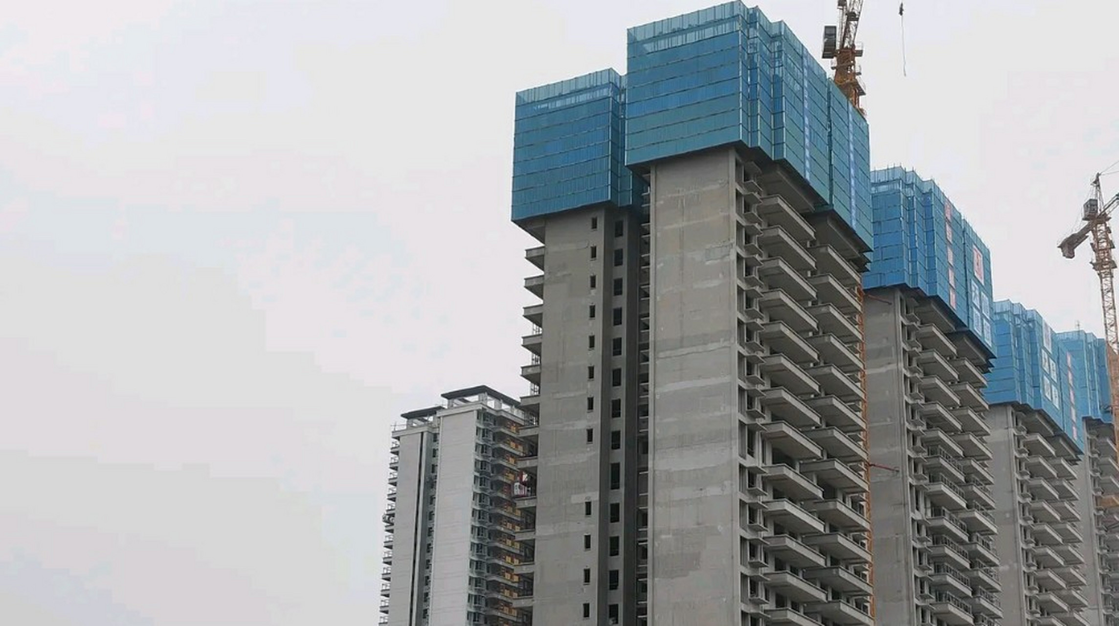 铝模爬架盛行的年代,凡是高层建筑的外观都开始千遍一律了,为了让爬架