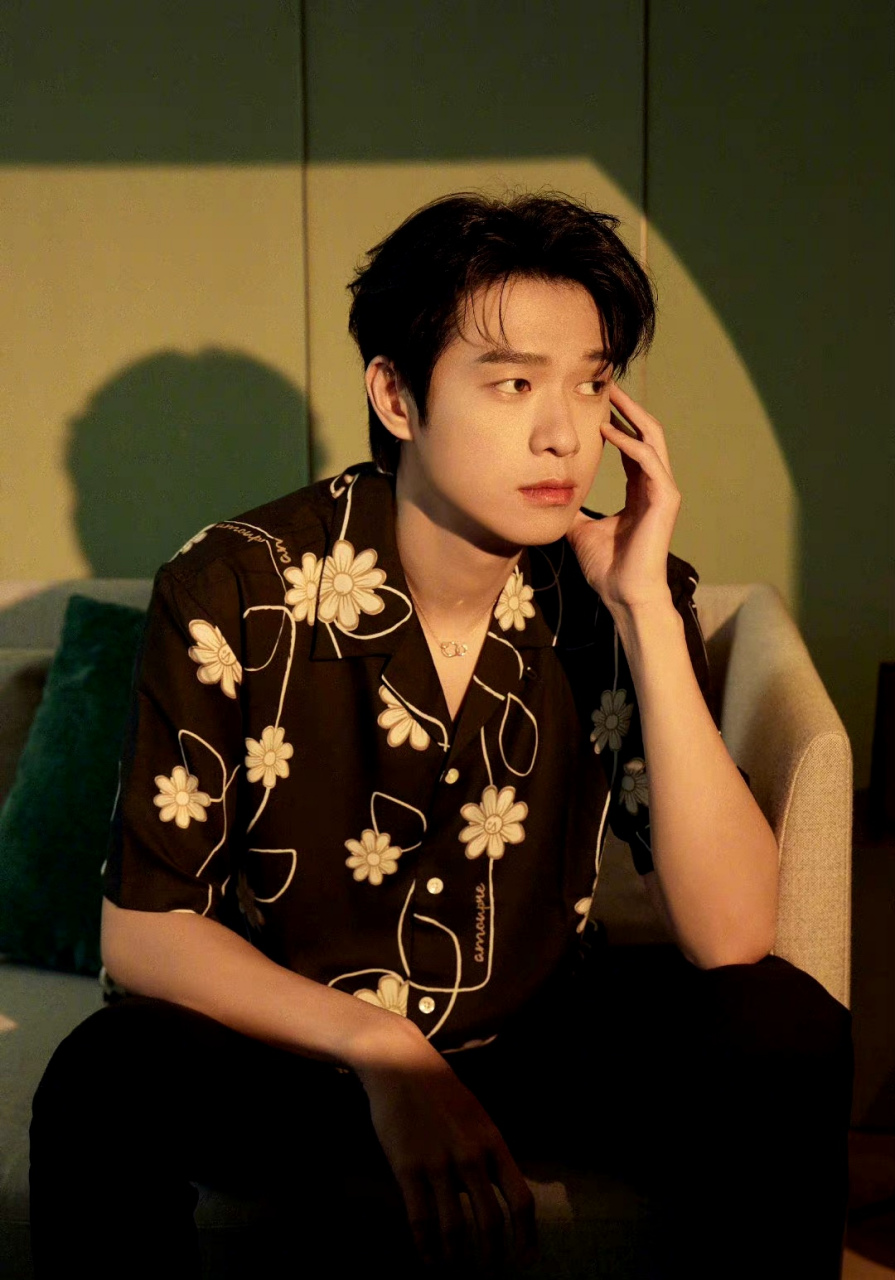 12号晚上,魏大勋现身张杰深圳演唱会观众席,穿着t恤,戴着帽子,很档鼢