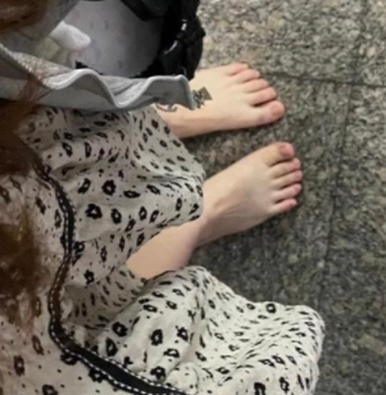 怕鞋子湿,光脚走路了.