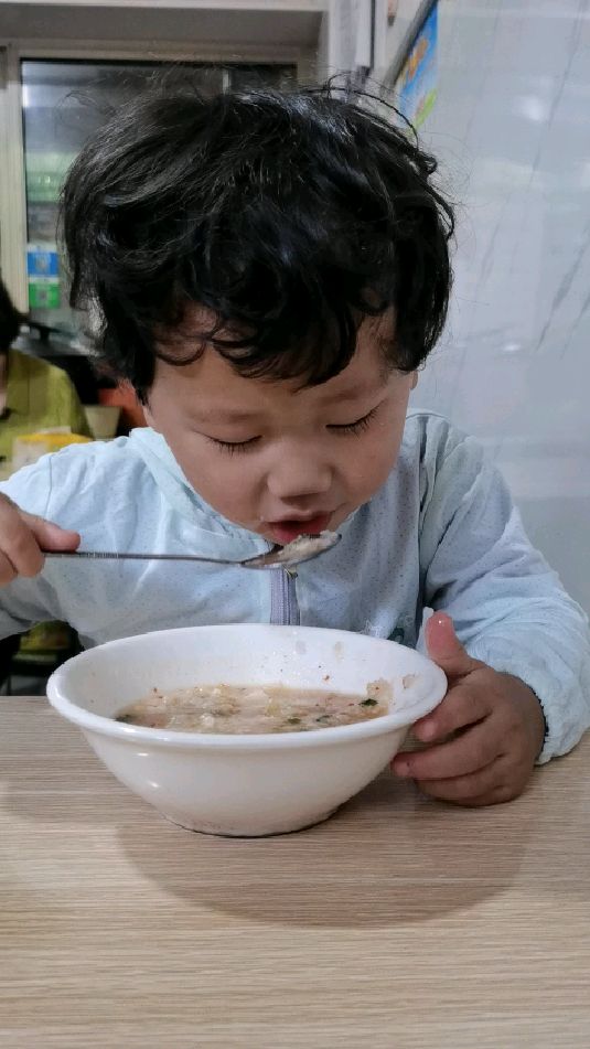 看看这认真吃饭的小可爱