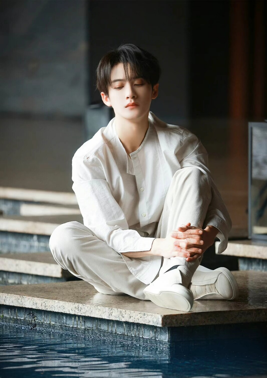 最喜欢檀健次的八字发型