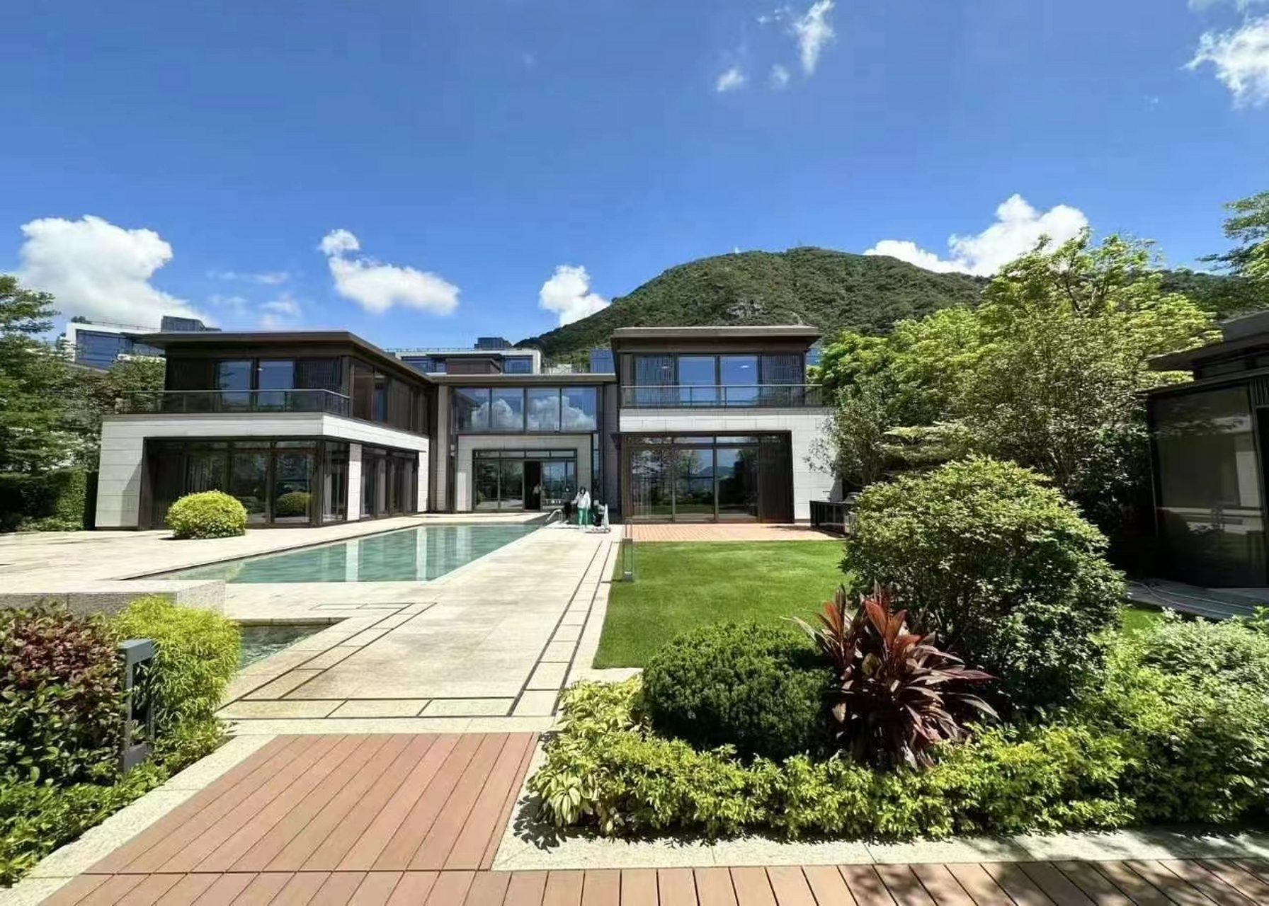 一座太平山,一条白加道(barker road),香港的半山别墅皆滥觞于此.