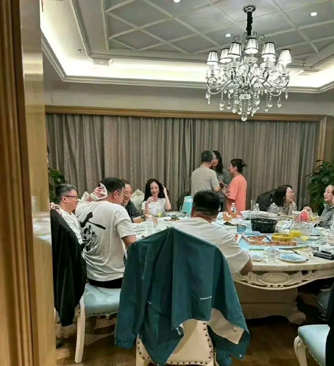 36岁杨幂最新大佬饭局聚餐照片首次曝光,坐在一位中年男子身边,淡妆