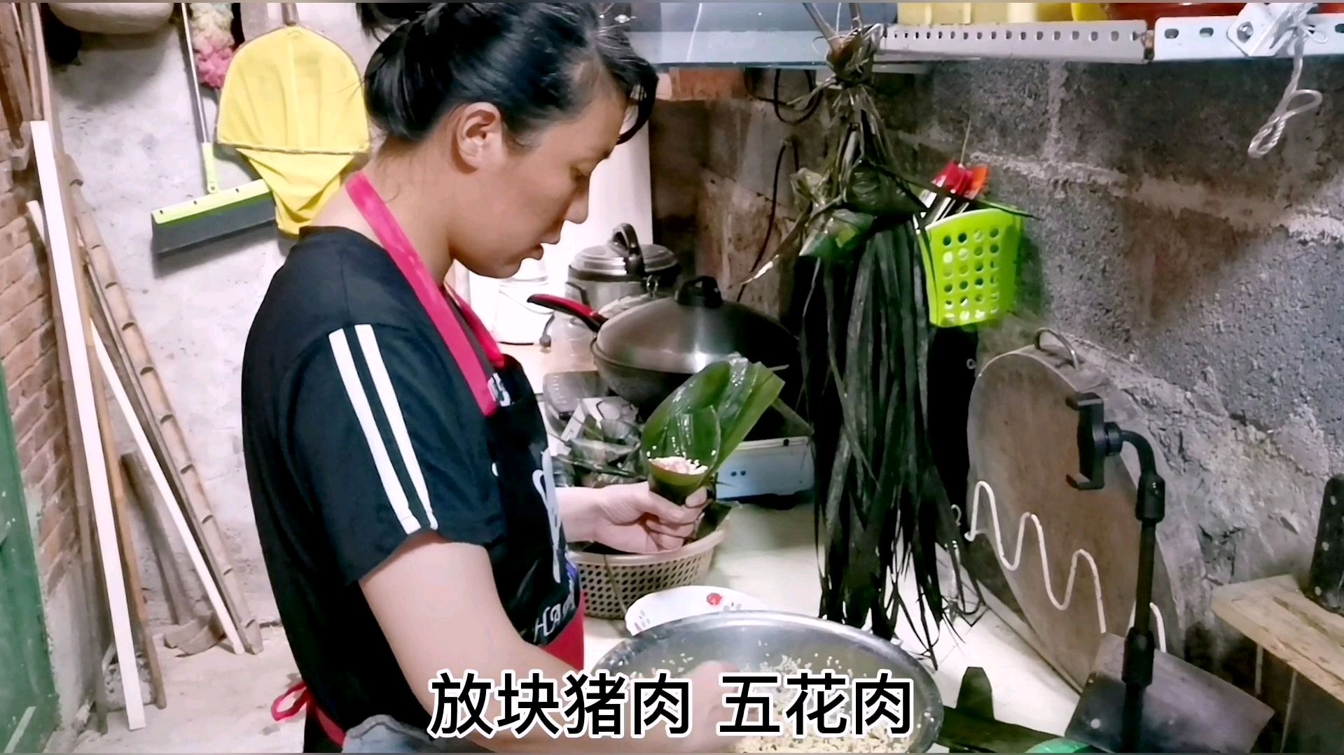 包粽子的手法是跟妈妈学的,现在每年都给孩子包最喜欢吃的肉粽