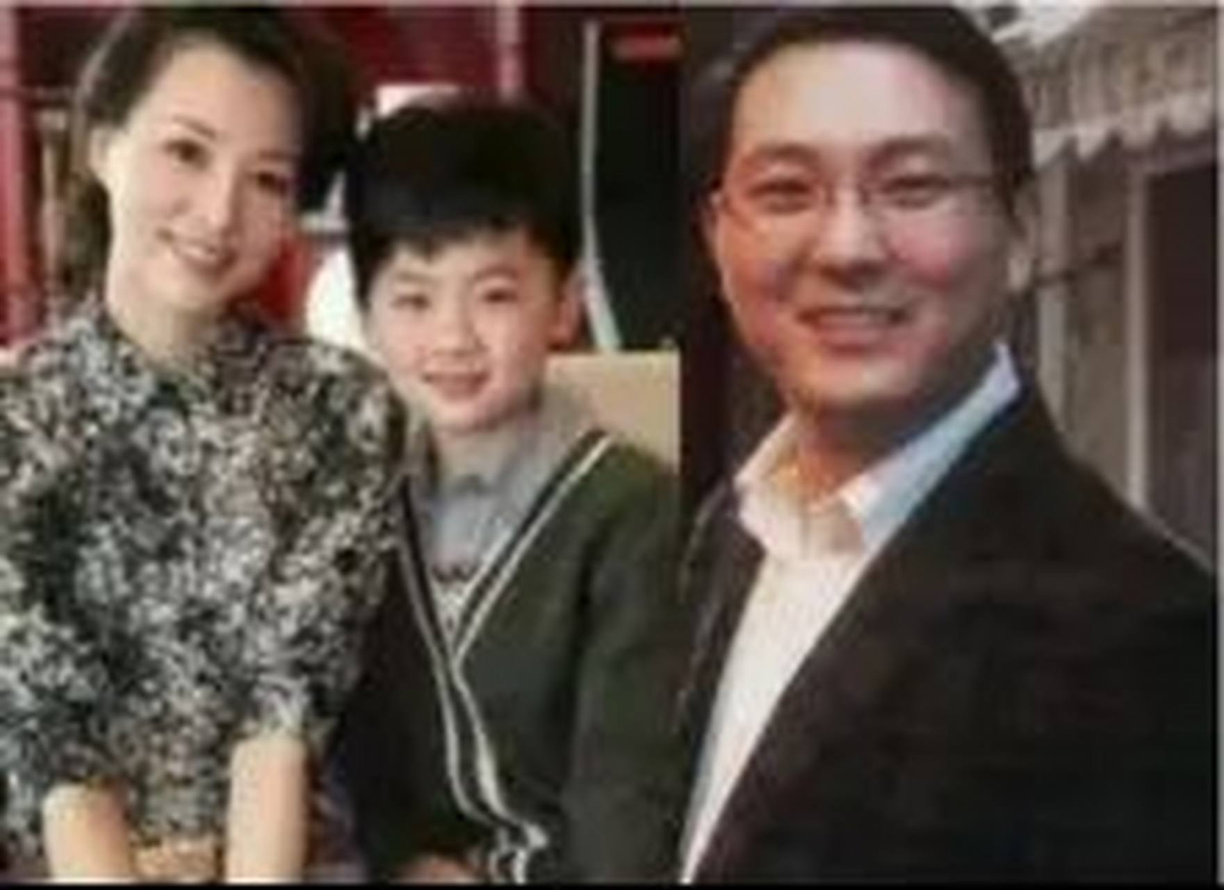 2009年,密春雷对妻子金晶说:"我今天必须和你离婚,给董卿一个名分.