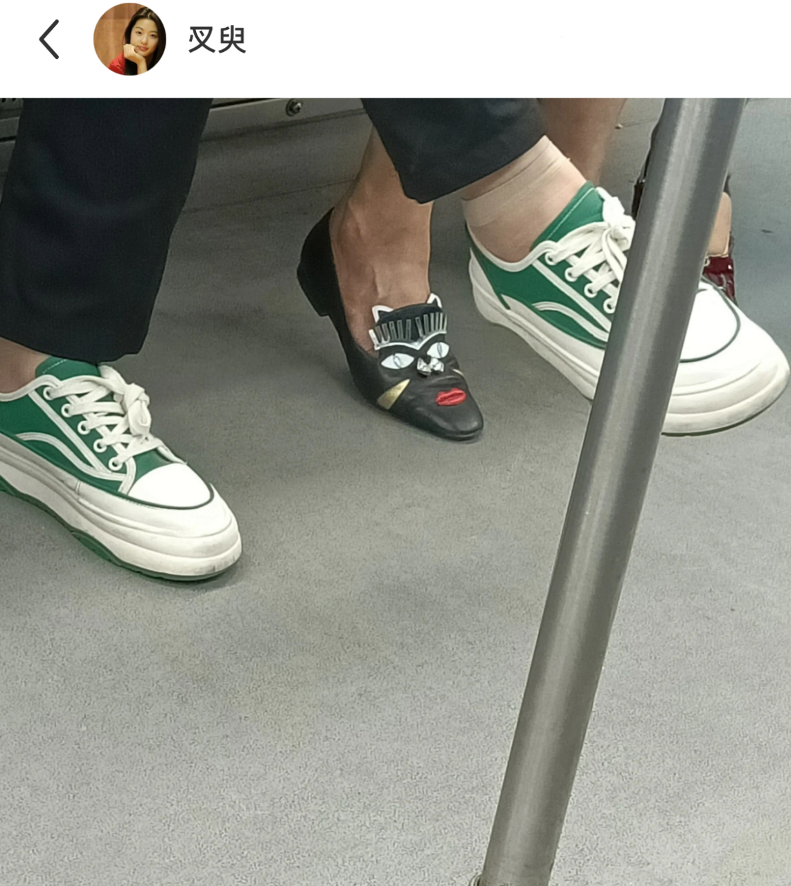 网友地铁上偶然看到的,这个鞋子好搞笑啊,像个表情包,有鼻子有眼的