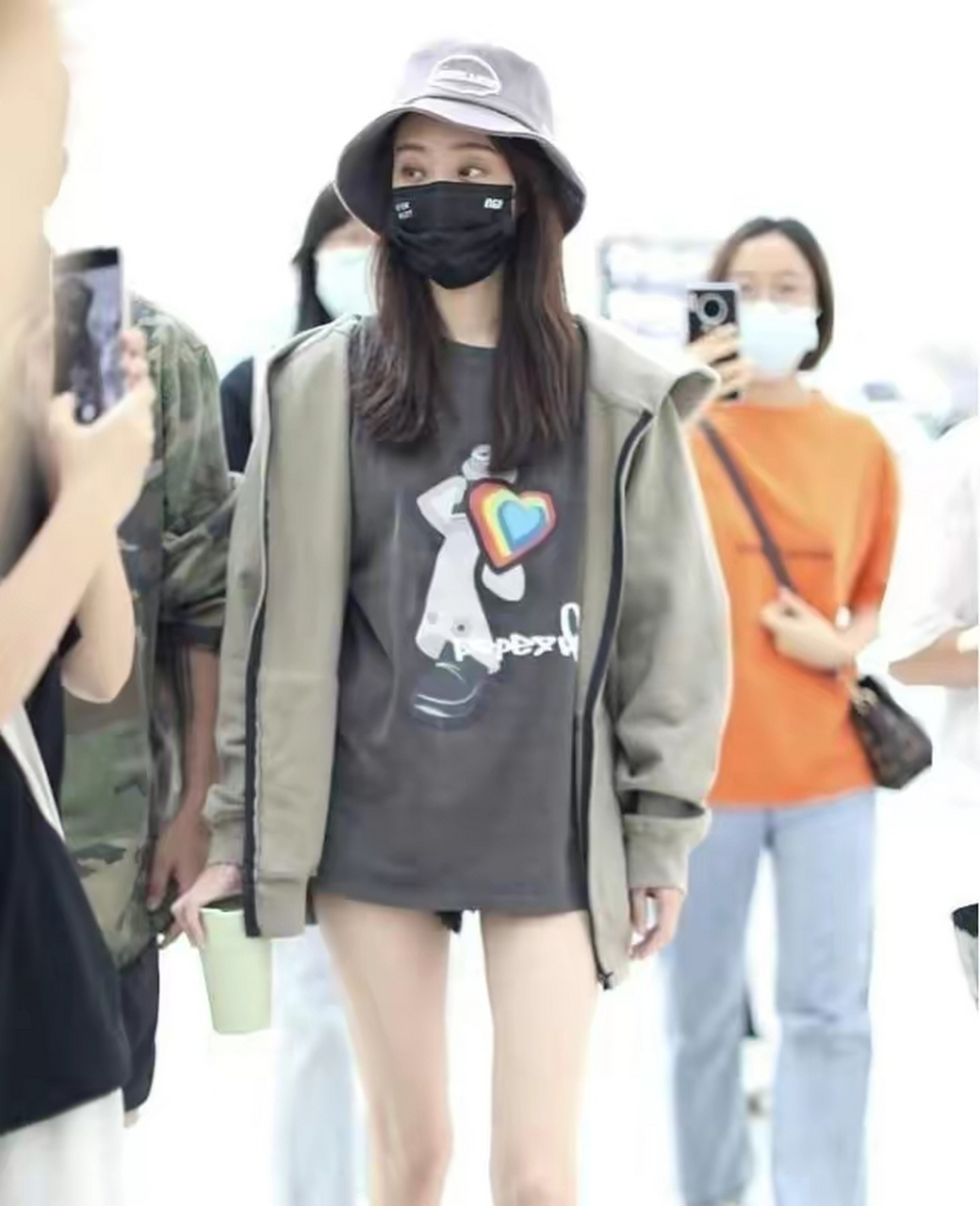 喜剧女演员张小斐,一身超短的牛仔短裤,就好像是隐形的一样