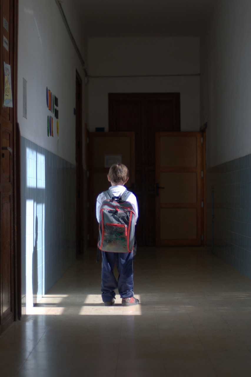 某地的小学生小明因为睡过头,导致上学迟到了.