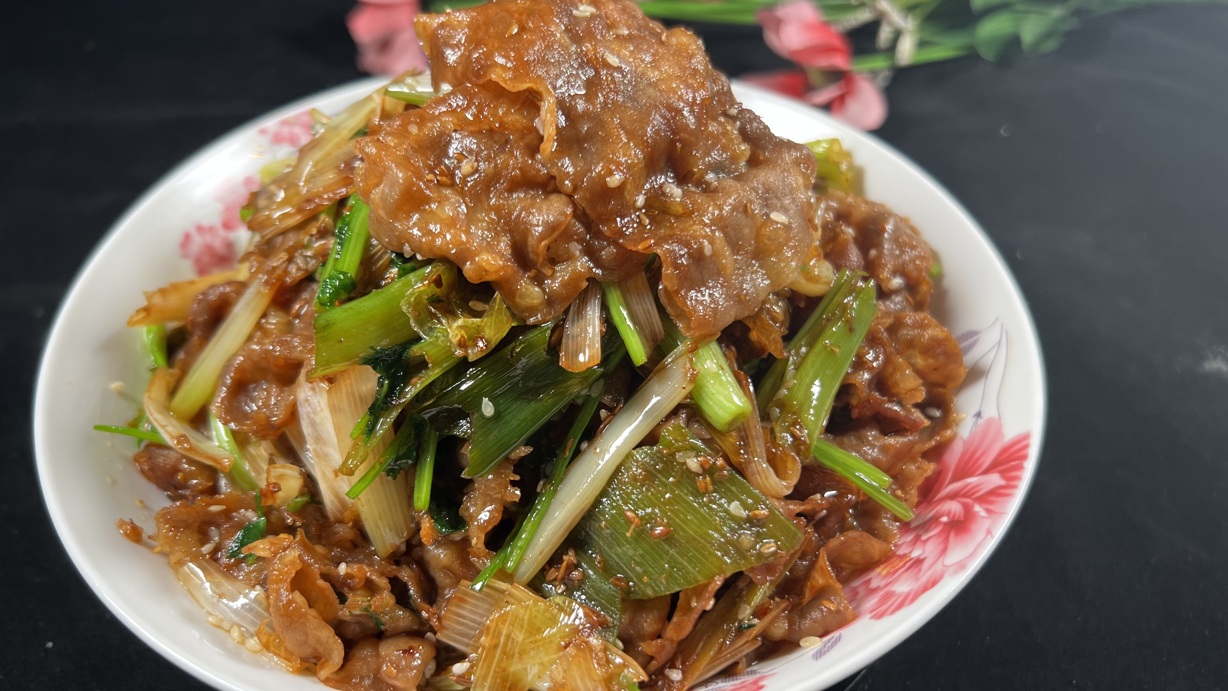 这样做一道炒烤肥牛,口味独特肉质干香嫩滑,喜欢吃烧烤就收藏