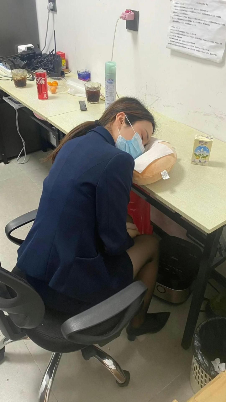 女同事睡着了要怎么叫醒她