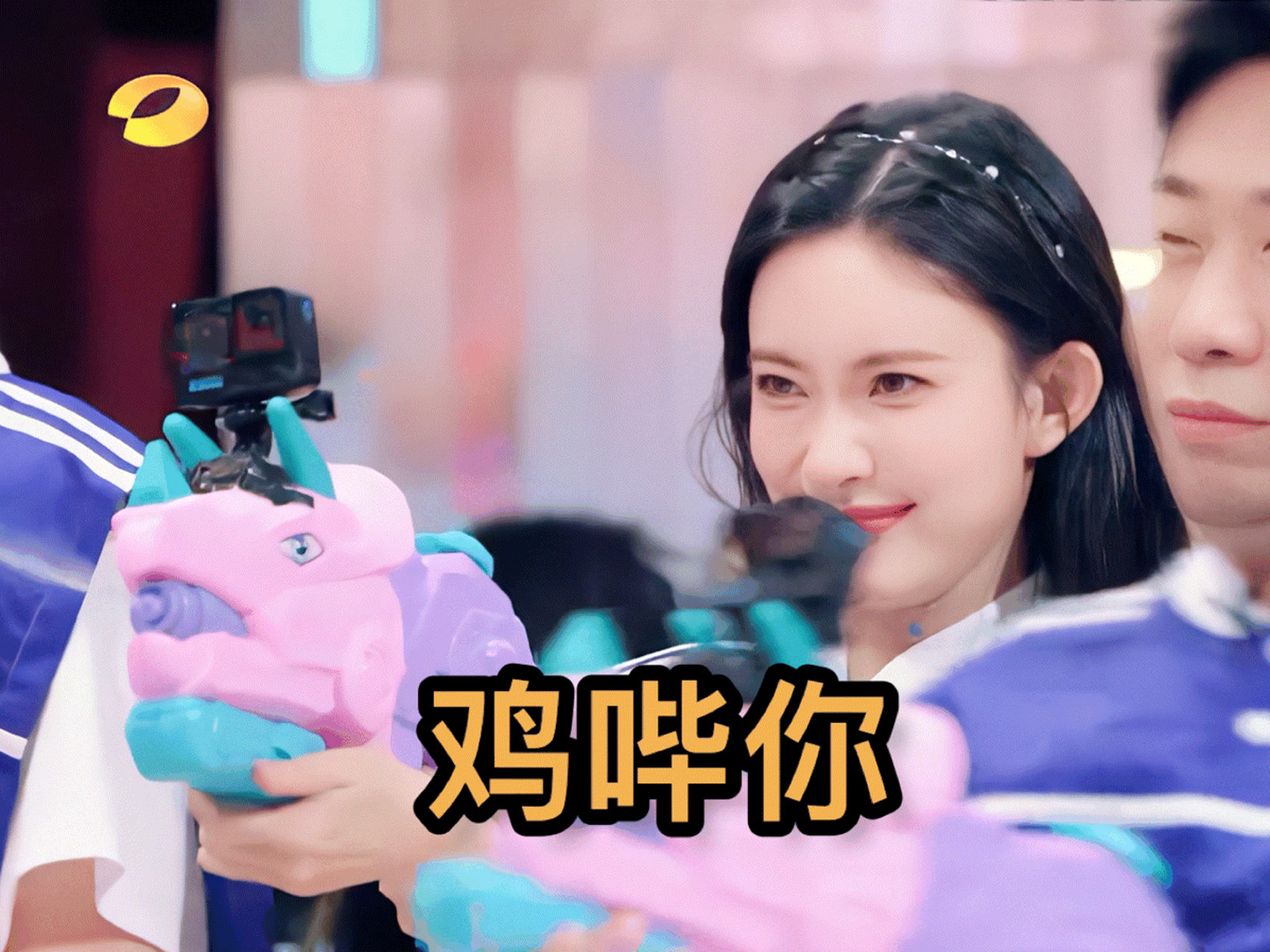 终于有晚会请孟子义唱歌了,孟姐的唱跳练习没有白费,看到孟姐在舞台上