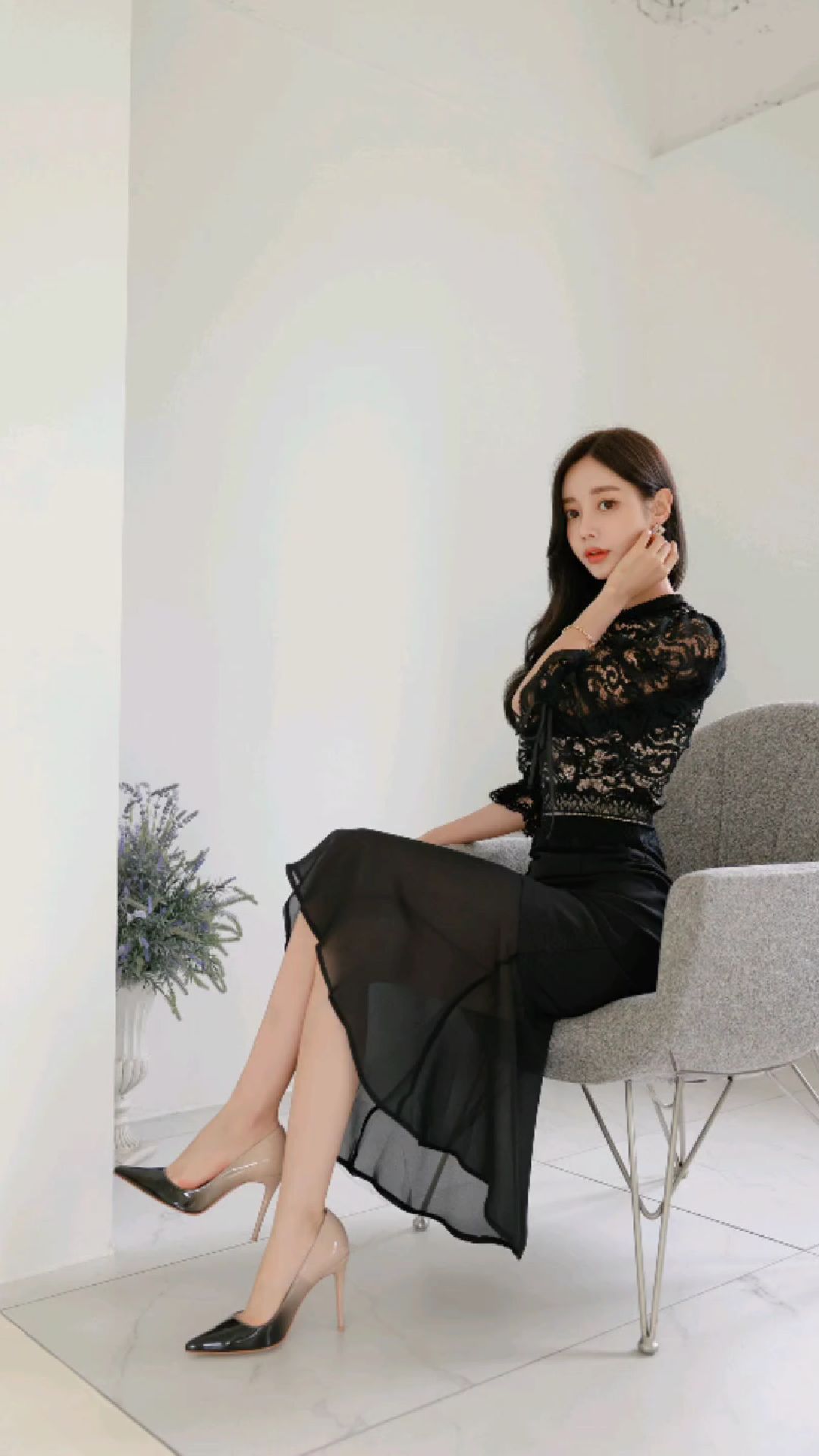 孙允珠:御姐风黑色蕾丝花纹长裙穿搭