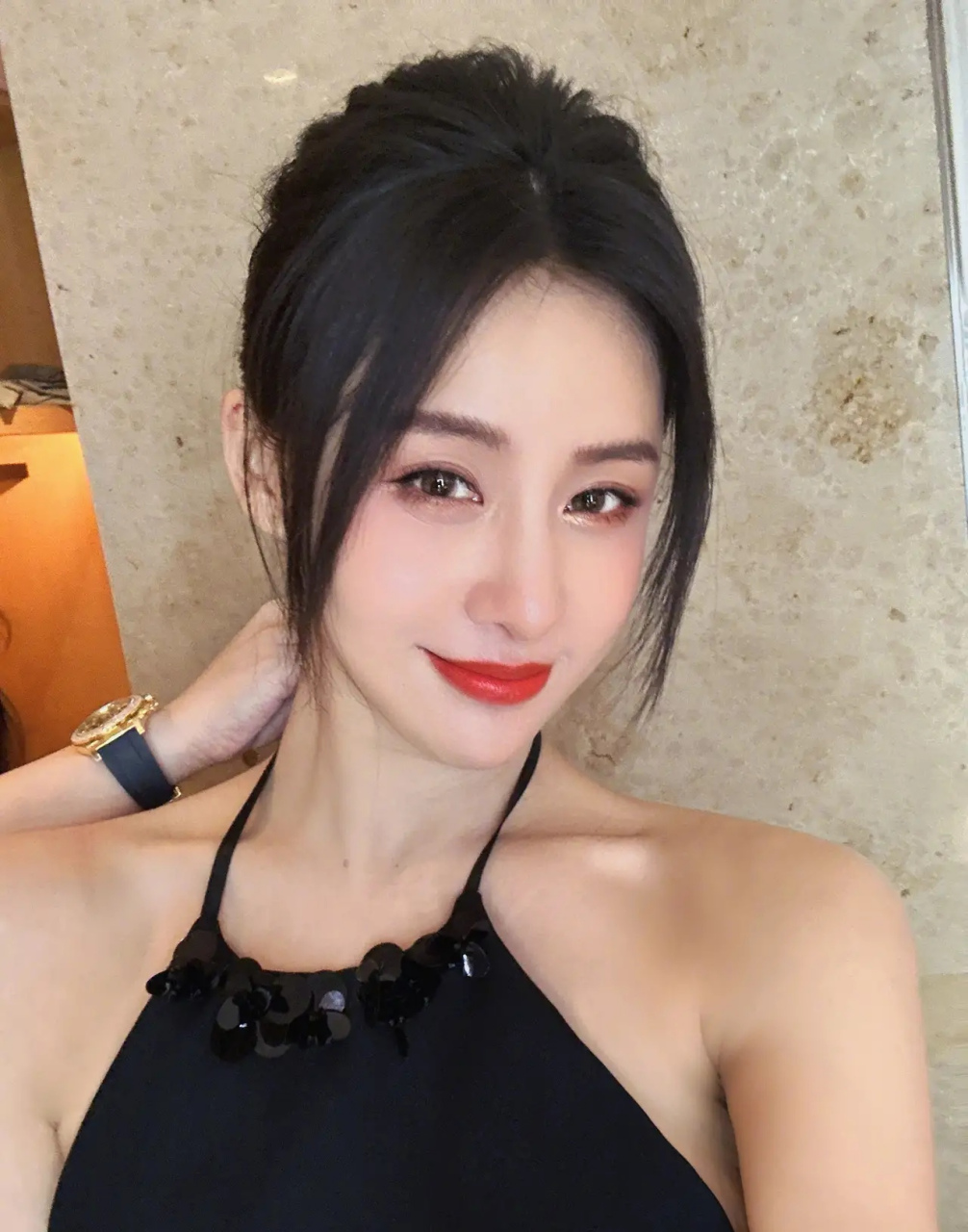 想不通贾青那么完美的五官,还要去医美,结果完全不认识了,原来辨识度