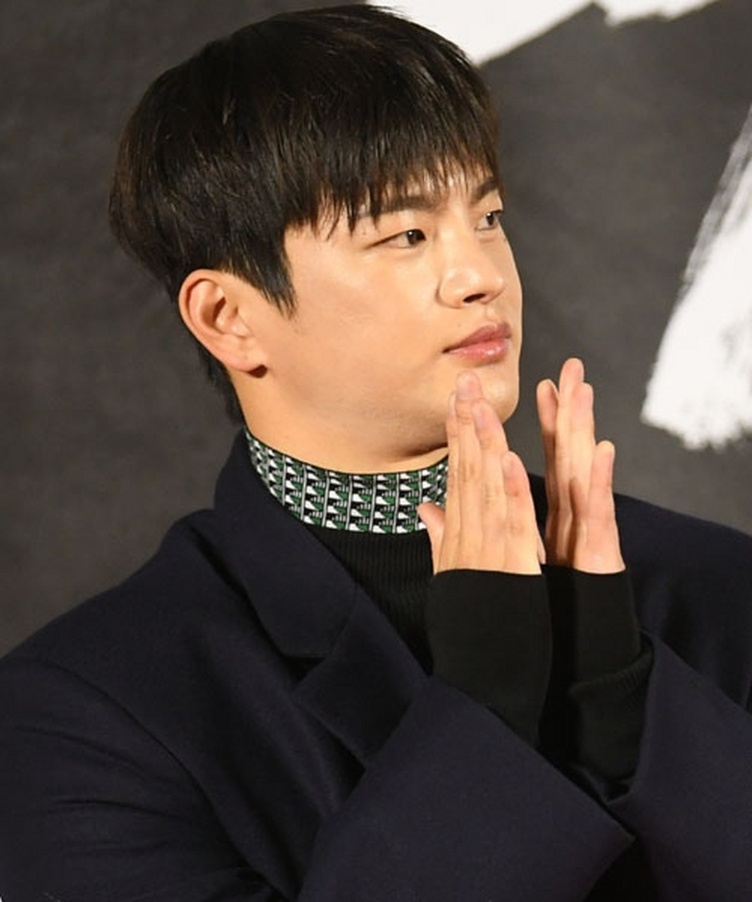 《请回答1997》的男主徐仁国,《请回答1988》的善宇,2人的近照不忍