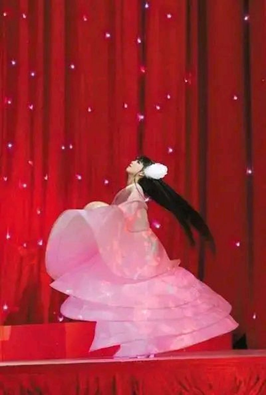 2014年春晚,冯小刚让小彩旗icon转了4小时,一共8000圈,期间不吃不喝