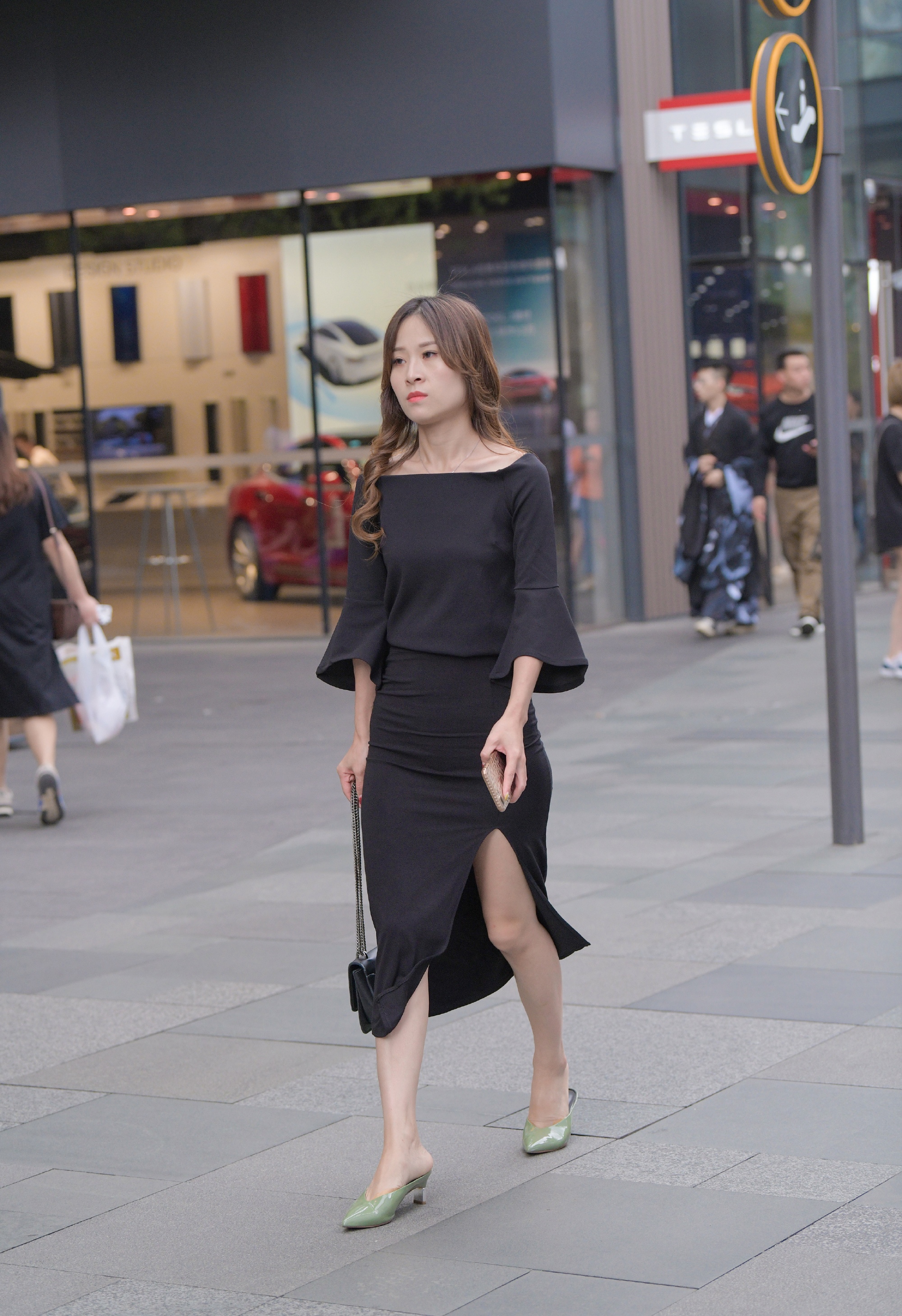 开叉裙能恰到好处地露出女人的美腿,性感迷人又时尚