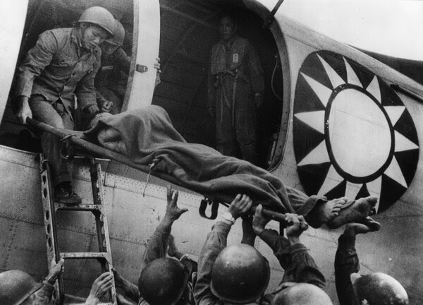 1958年停火期间,一名受伤士兵从金门岛被送往到台湾。