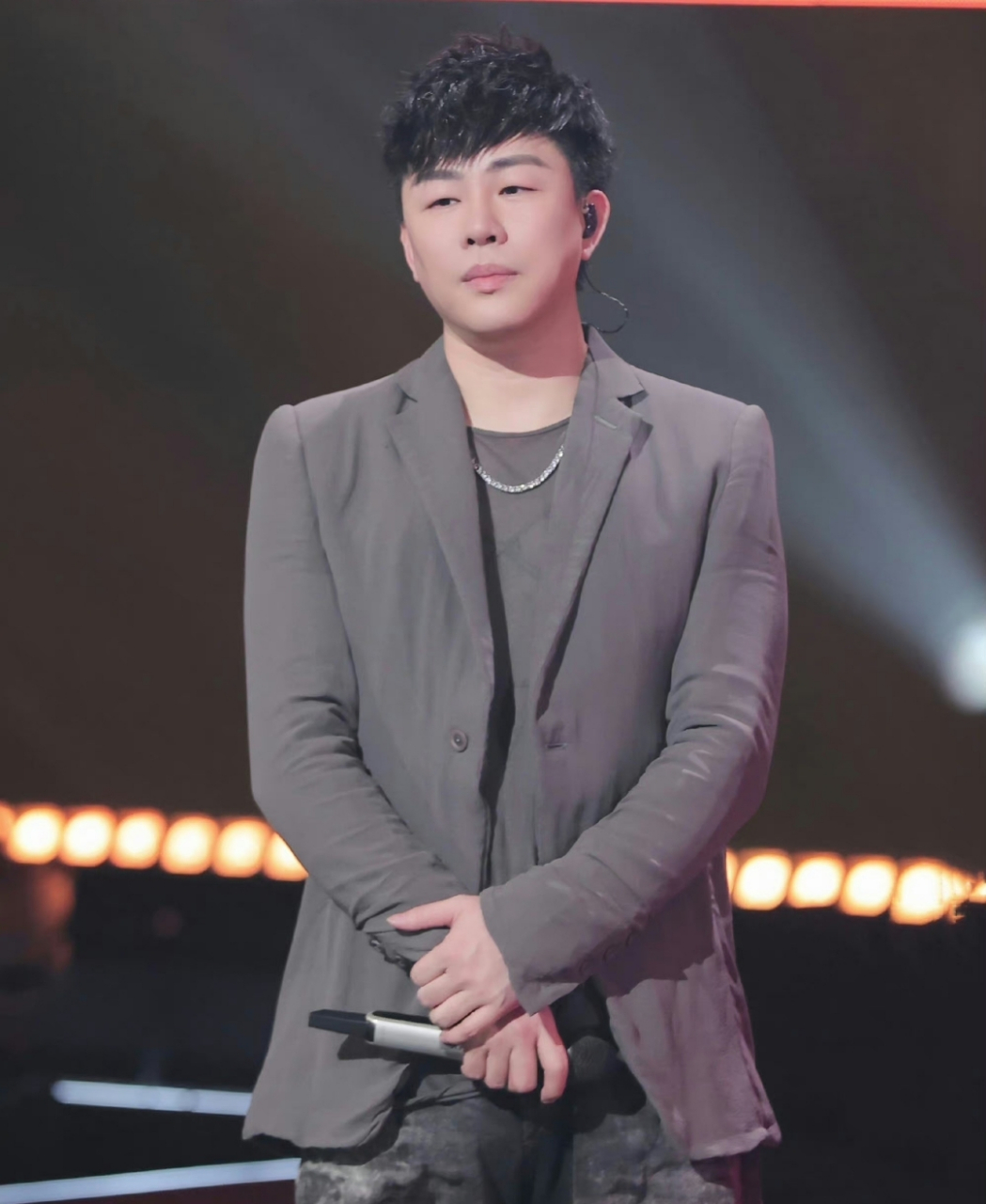 女生不仅在胡彦斌工作时陪伴身边,两人还单独吃饭,形影不离,画面举止