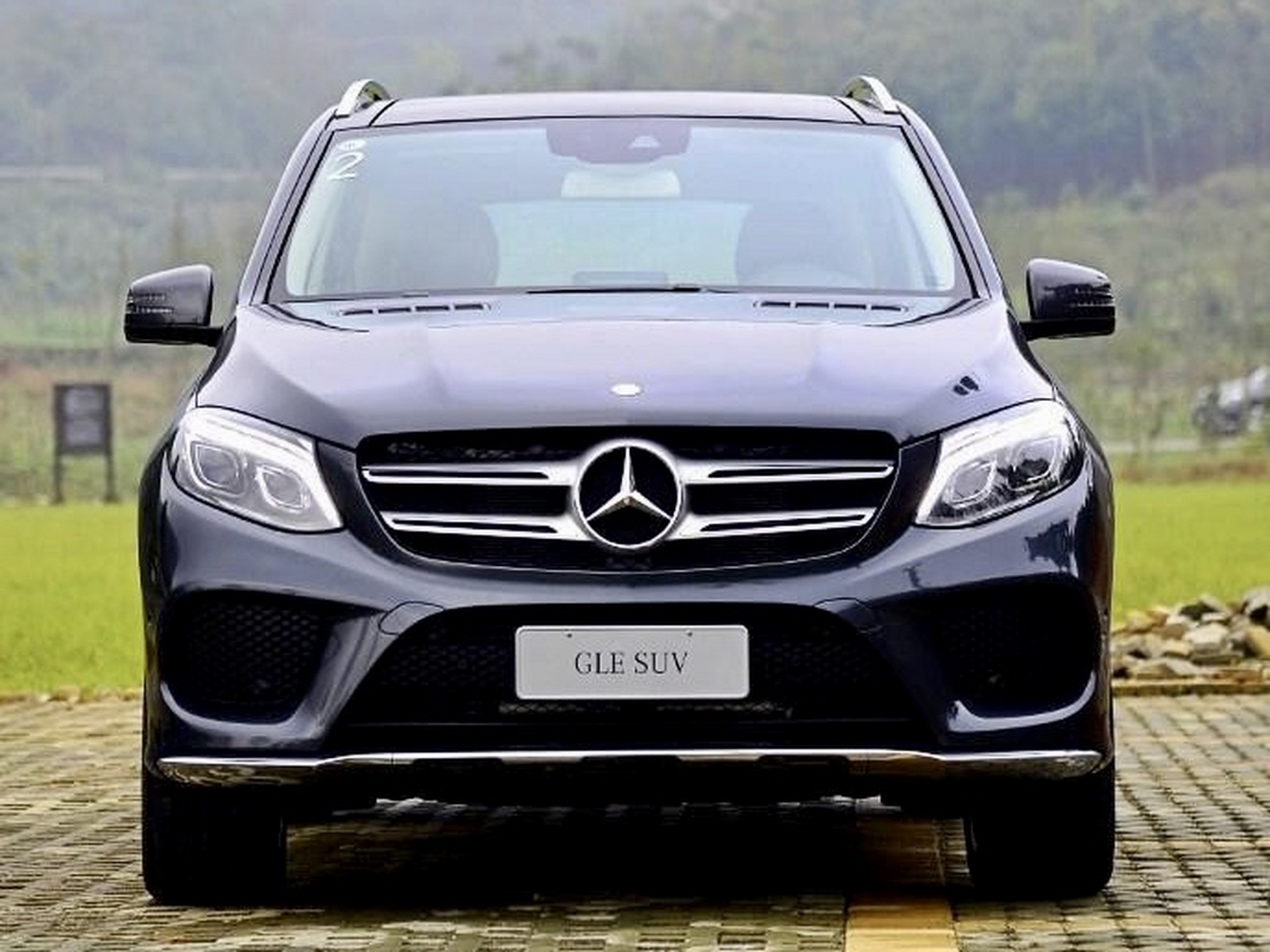 老款的奔驰gle400看着就是霸气,饱满的前脸,圆润厚重的前后大灯,一个