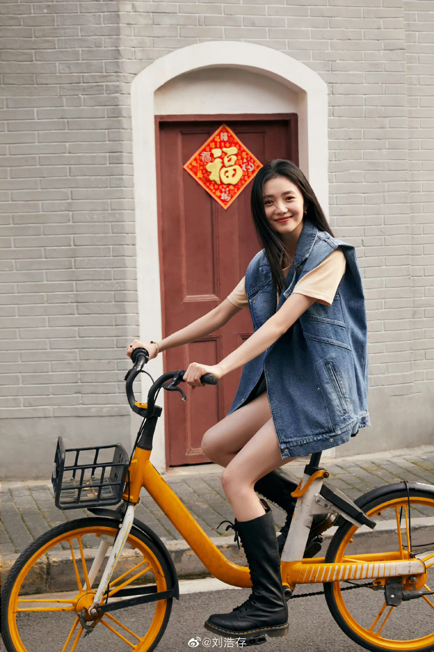 刘浩存分享日常图片,笑容灿烂,心情美好,你喜欢吗#刘浩存# #谋女郎